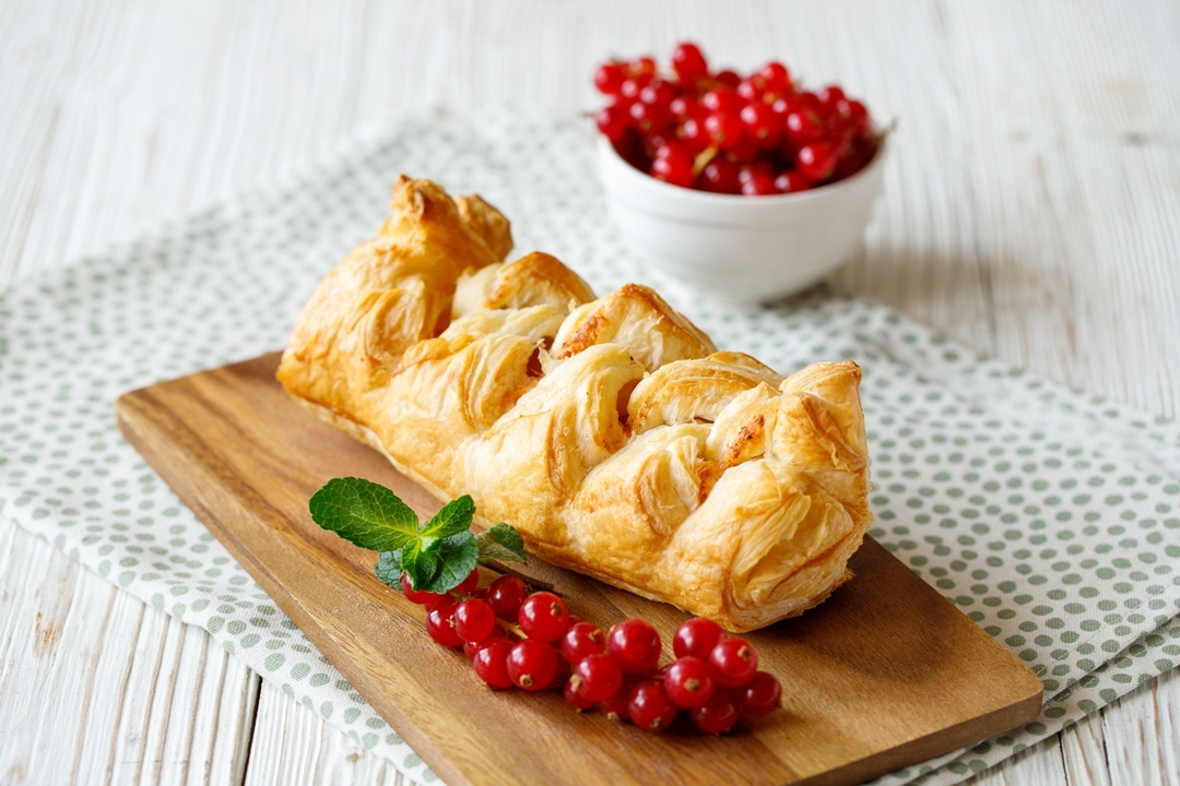 Слойка Елочка с клюквой