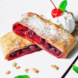 Штрудель с вишней